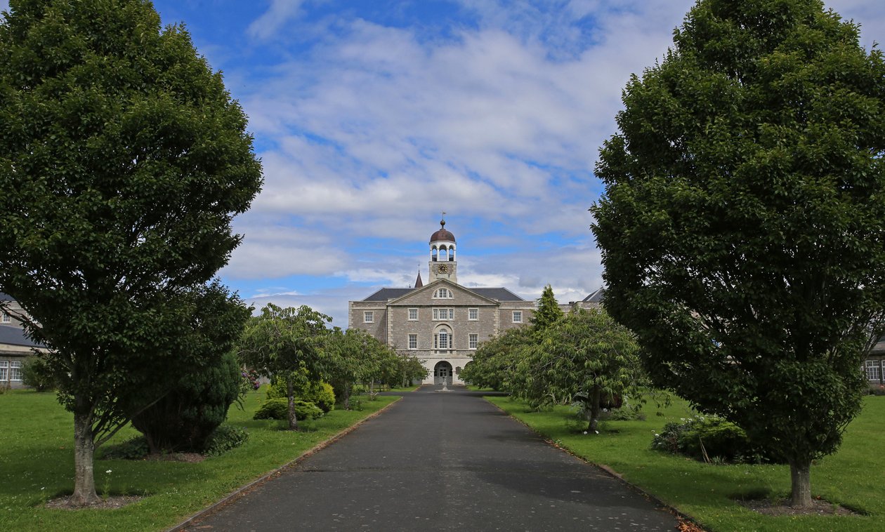 Se den centrala vägen till Trafalgar-blocket i det tidigare Royal Naval Hospital, Plymouth av Unbekannt Unbekannt