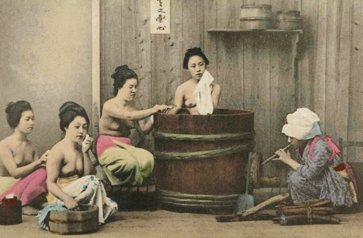 Tvätthus i Japan, ca 1880 (handfärgat albumfoto) av Unknown