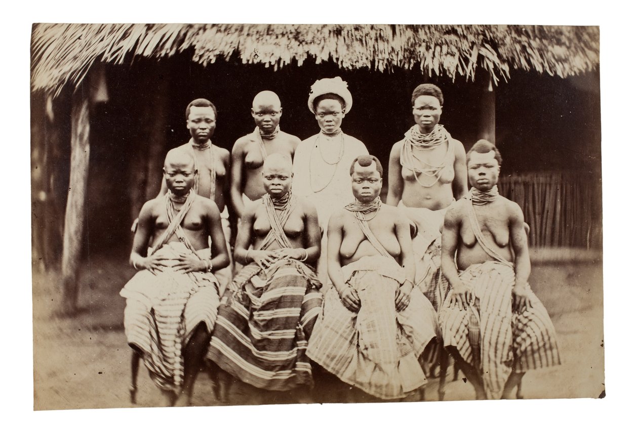 Wives of King Ja Ja, Nigeria, 1880-talet (albumintryck) av Unknown