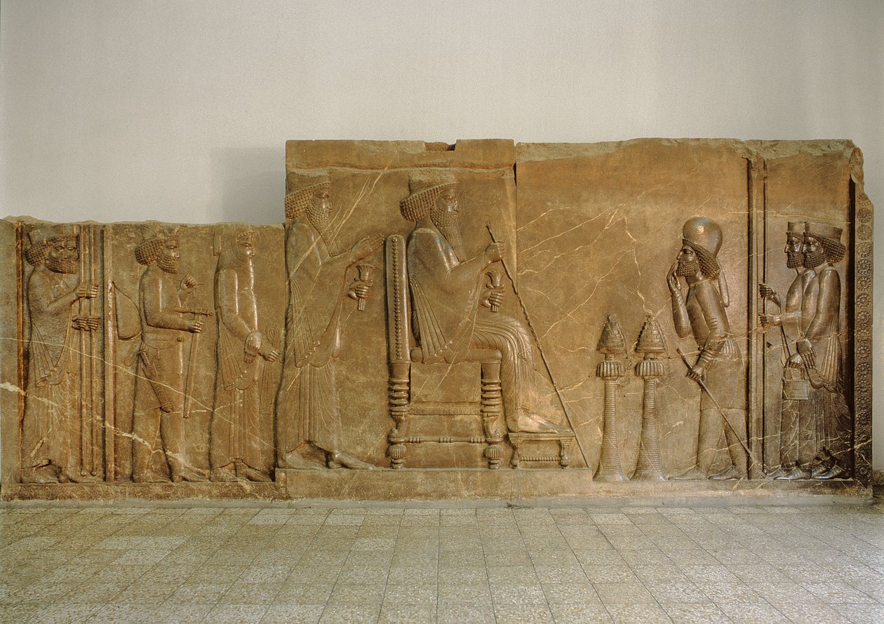 Publikrelief från norra fasaden av Apadana-trappan, Persepolis, föreställande Dareios I den store, med hans kronprins Xerxes (ca 519-465 f.Kr.) stående bakom sig, Artabanus major-domo före av Achaemenid
