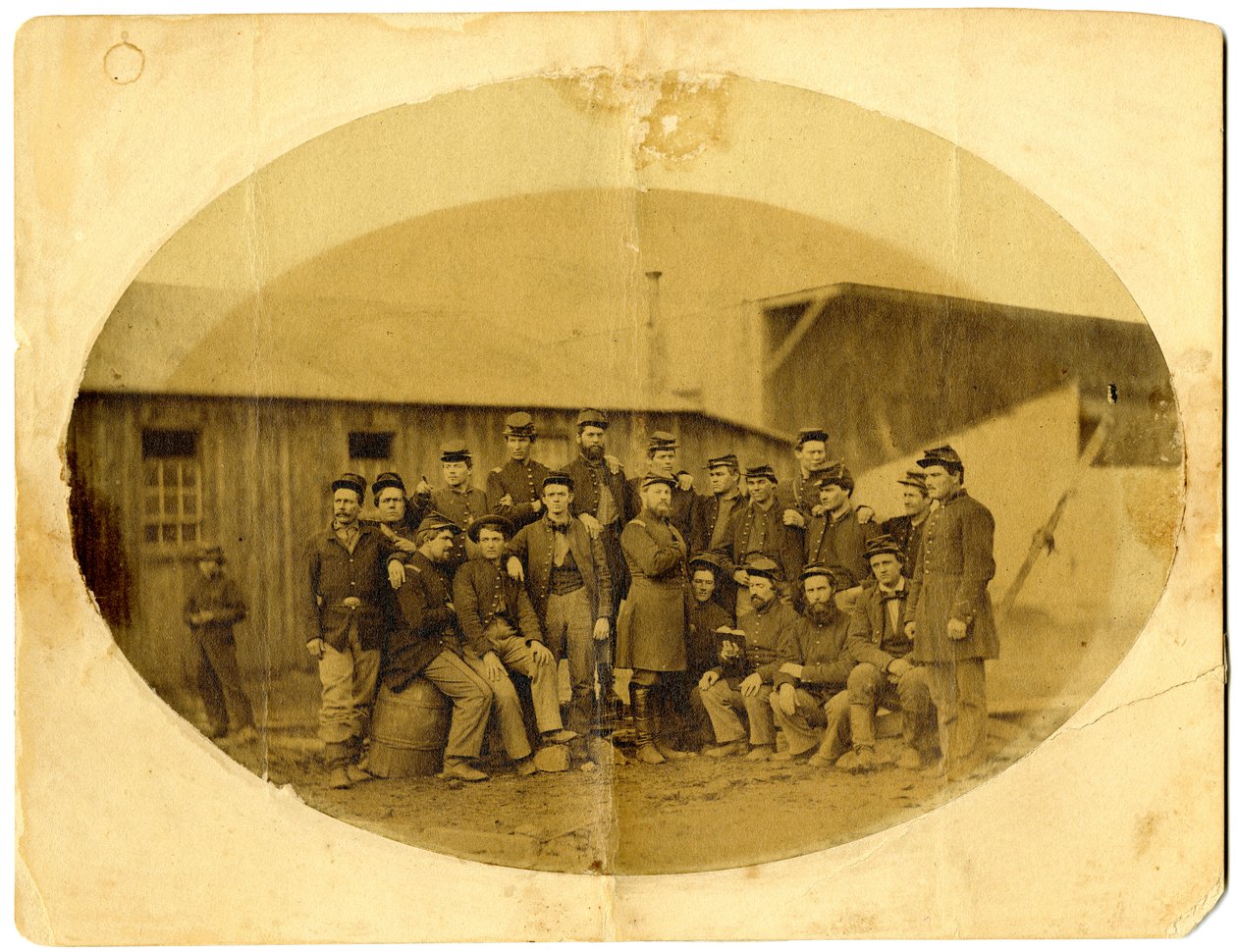 Ovalt fotografi av unionsofficer (förmodligen Alba M. Tucker) omgiven av sin personal i Louisville, Ky. (sepiafoto) av American Photographer
