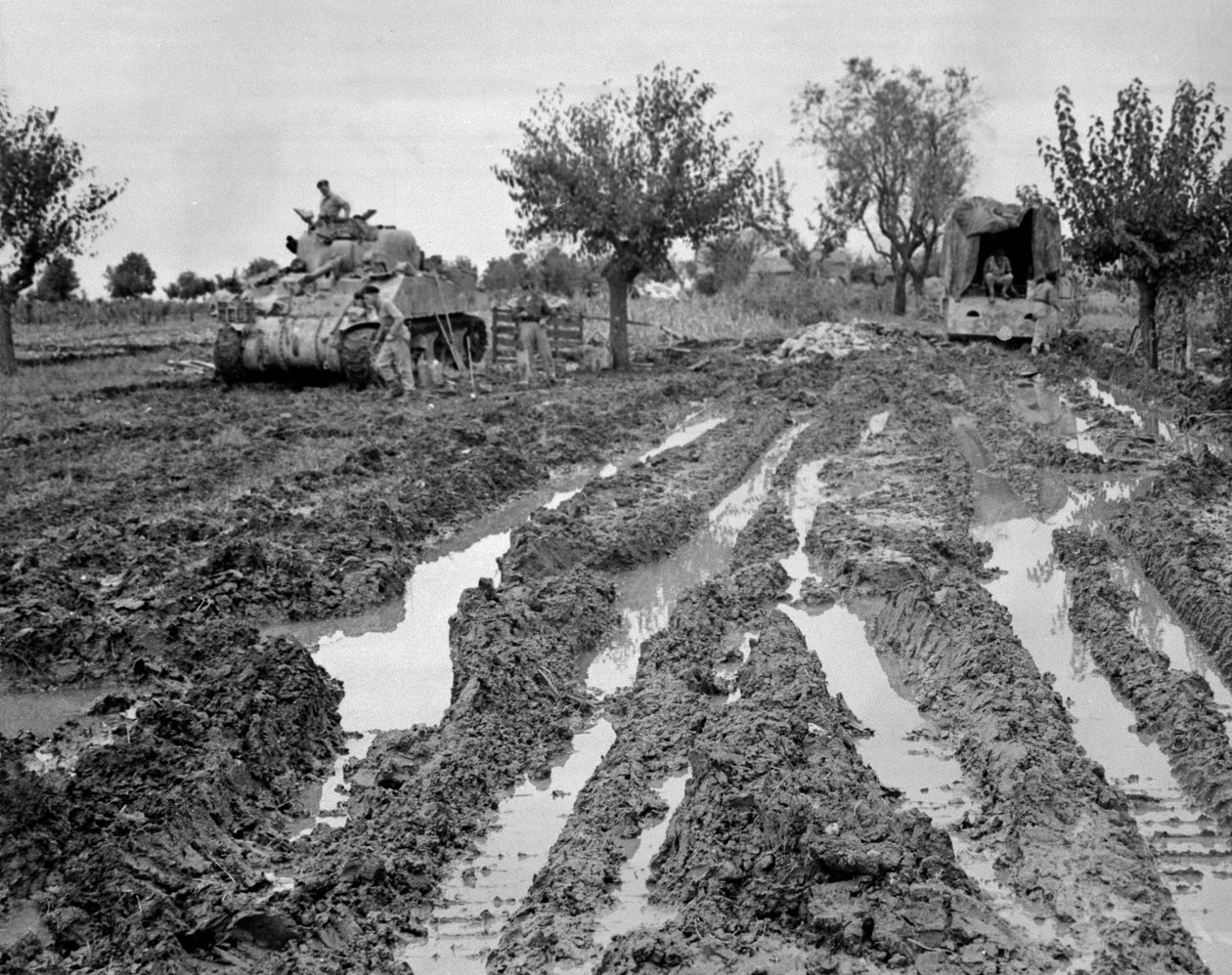 Sherman tank och en lastbil i lerig terräng, Italien, ca 1943-45, från en samling av 650 fotografier sammanställda av Commando Association av American Photographer