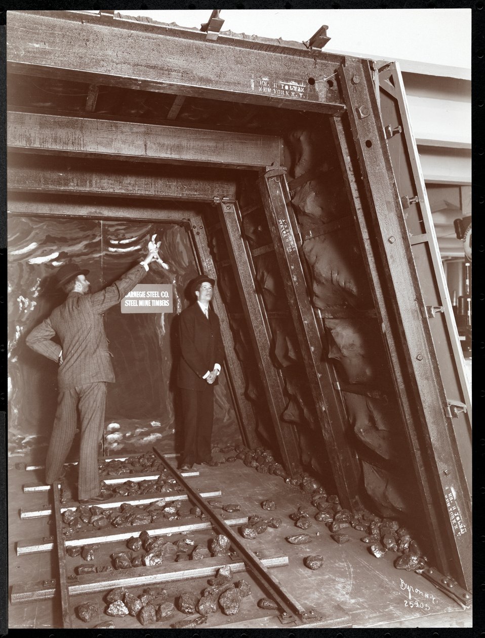 Utställning av ett gruvschakt med stålgruvor av Carnegie Steel Co. på Museum of Safety Appliances vid American Institute of Social Service, New York, 1908 (silvergelatintryck) av Byron Company
