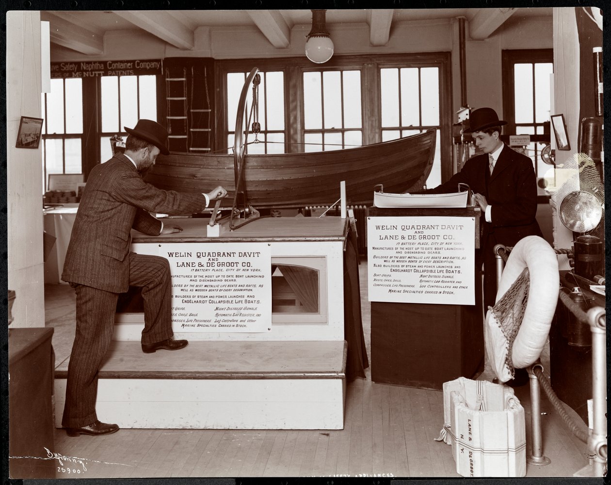 Utställning av livbåtar av Welin Quadrant Davit Co. och Lane und De Groot Co. på Museum of Safety Appliances vid American Institute of Social Service, New York, 1908 (silvergelatintryck) av Byron Company