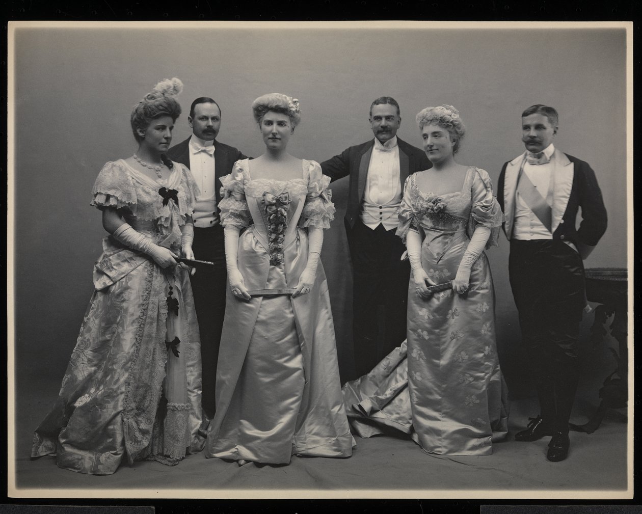 Gruppporträtt av Mrs. Douglas Robinson, Franklin Plumer, Miss Pauline Riggs, Mr. Charles Munn, Mrs. Garrick Riggs och Mr. Frederick Weeks på James Hazen Hyde Ball, New York, 31 januari 1905 (sil av Byron Company
