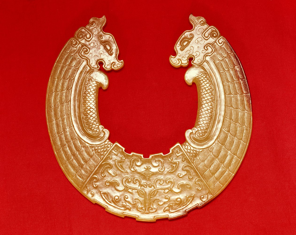 Plack med två drakar och en Tao-tie-mask (jade) av Chinese School