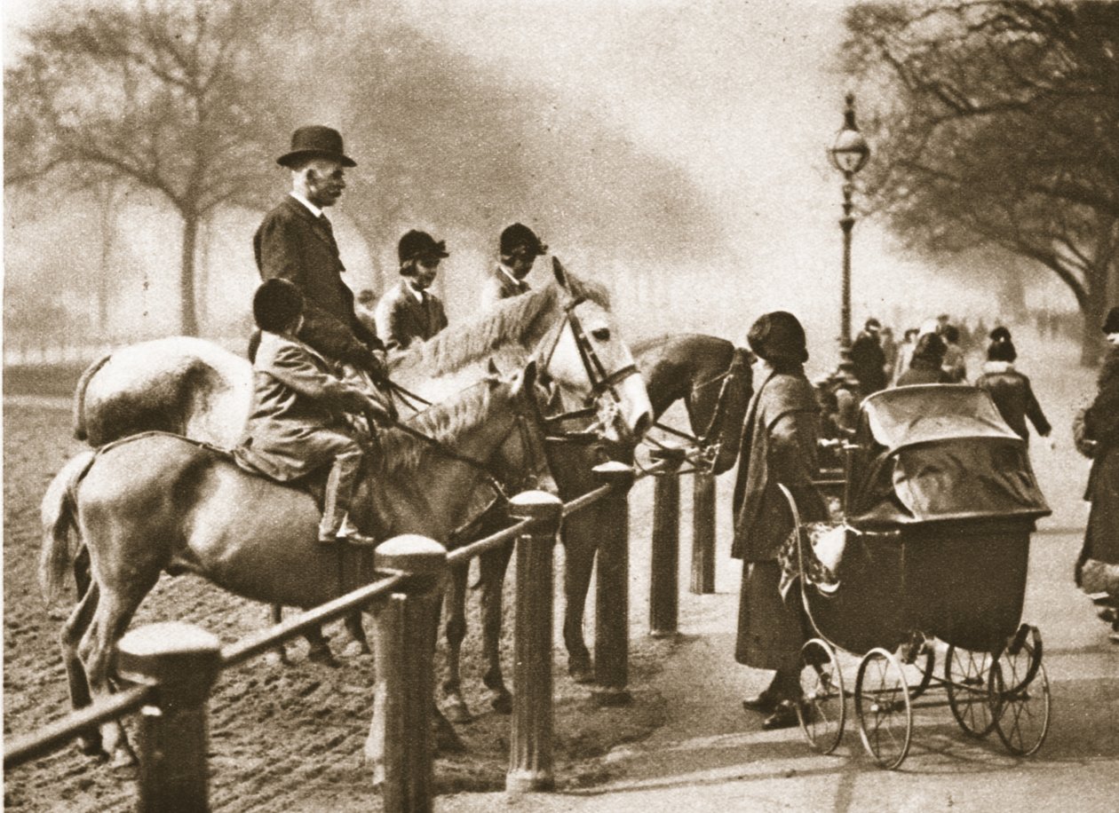 En ridlektion i Rotten Row, från Wonderful London, publicerad 1926-27 (fotogravyr) av English Photographer