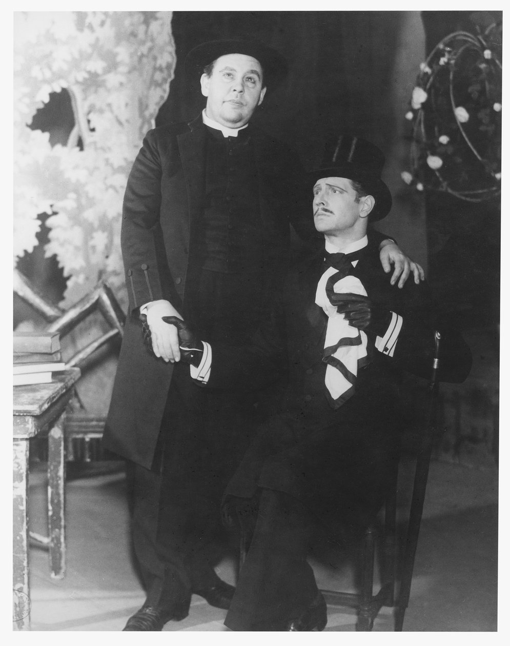 Charles Laughton som Canon Chasuble och Roger Livesey som John Worthing i The Importance of Being Earnest, av Oscar Wilde (1854-1900) på Old Vic Theatre, 5 februari 1934 av English Photographer