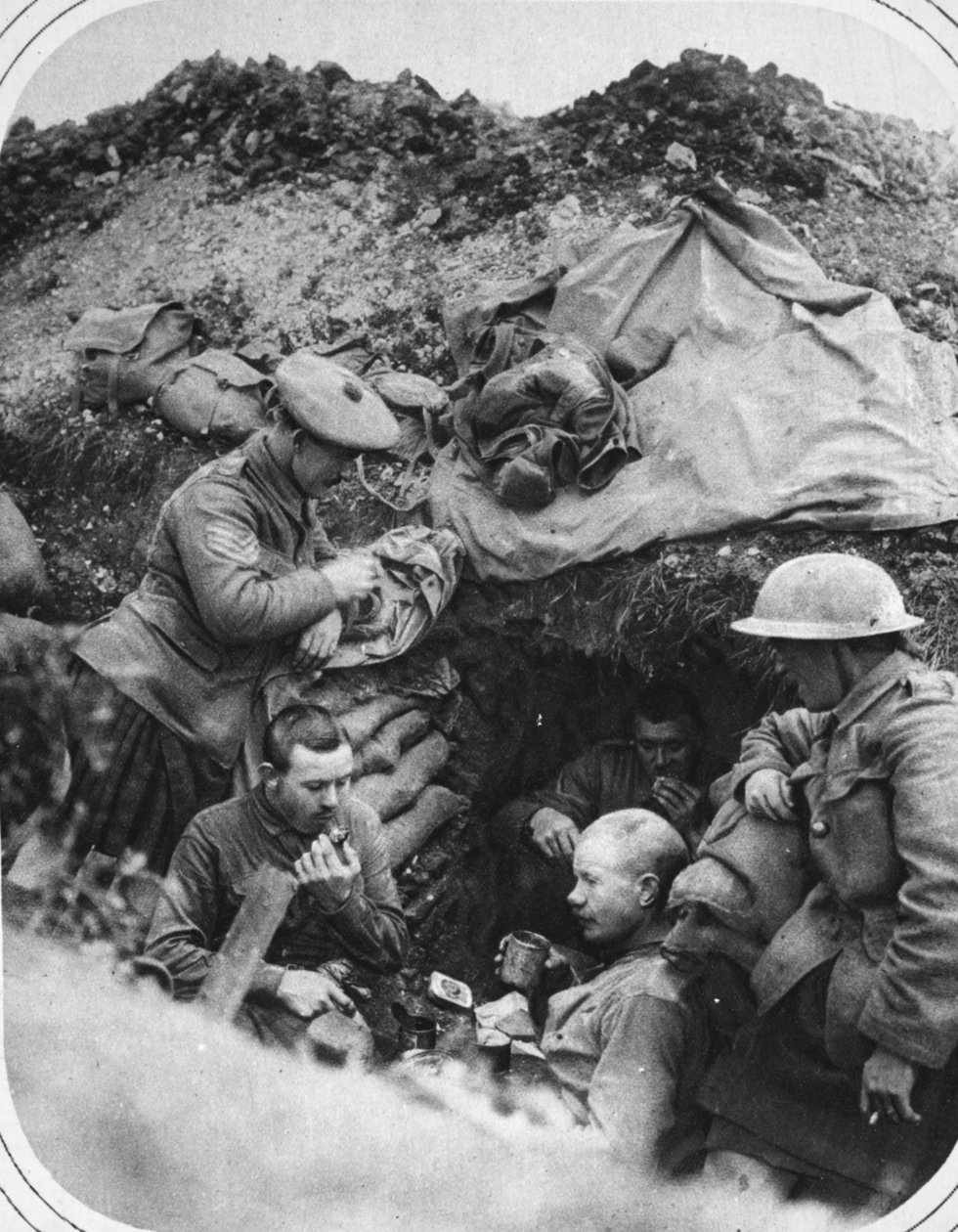 Middagsstund i skyttegravarna: En glad fest vid en utgravning under den brittiska framryckningen, illustration från The Illustrated War News, 6 september 1916 av English Photographer
