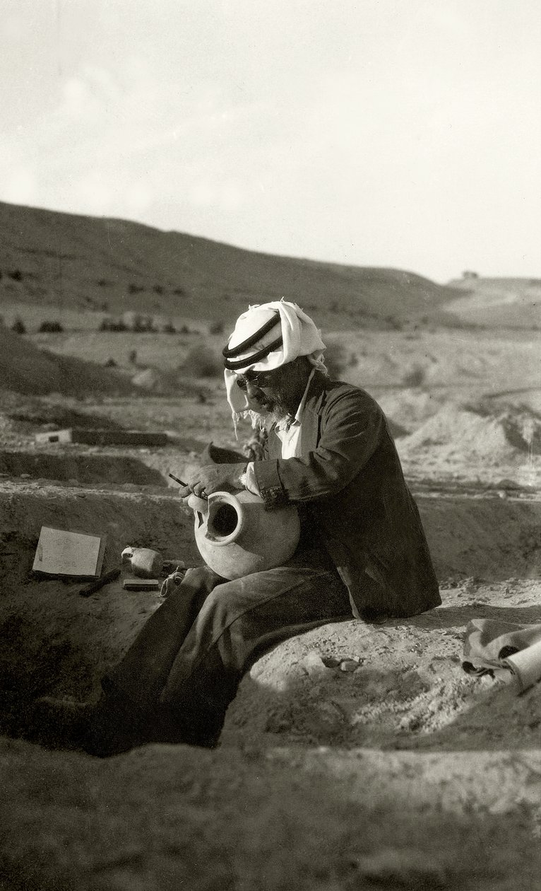 John Garstang i Jericho studerar en kanna från medelbronsåldern från ca 1800 f.Kr., 1930 av English Photographer