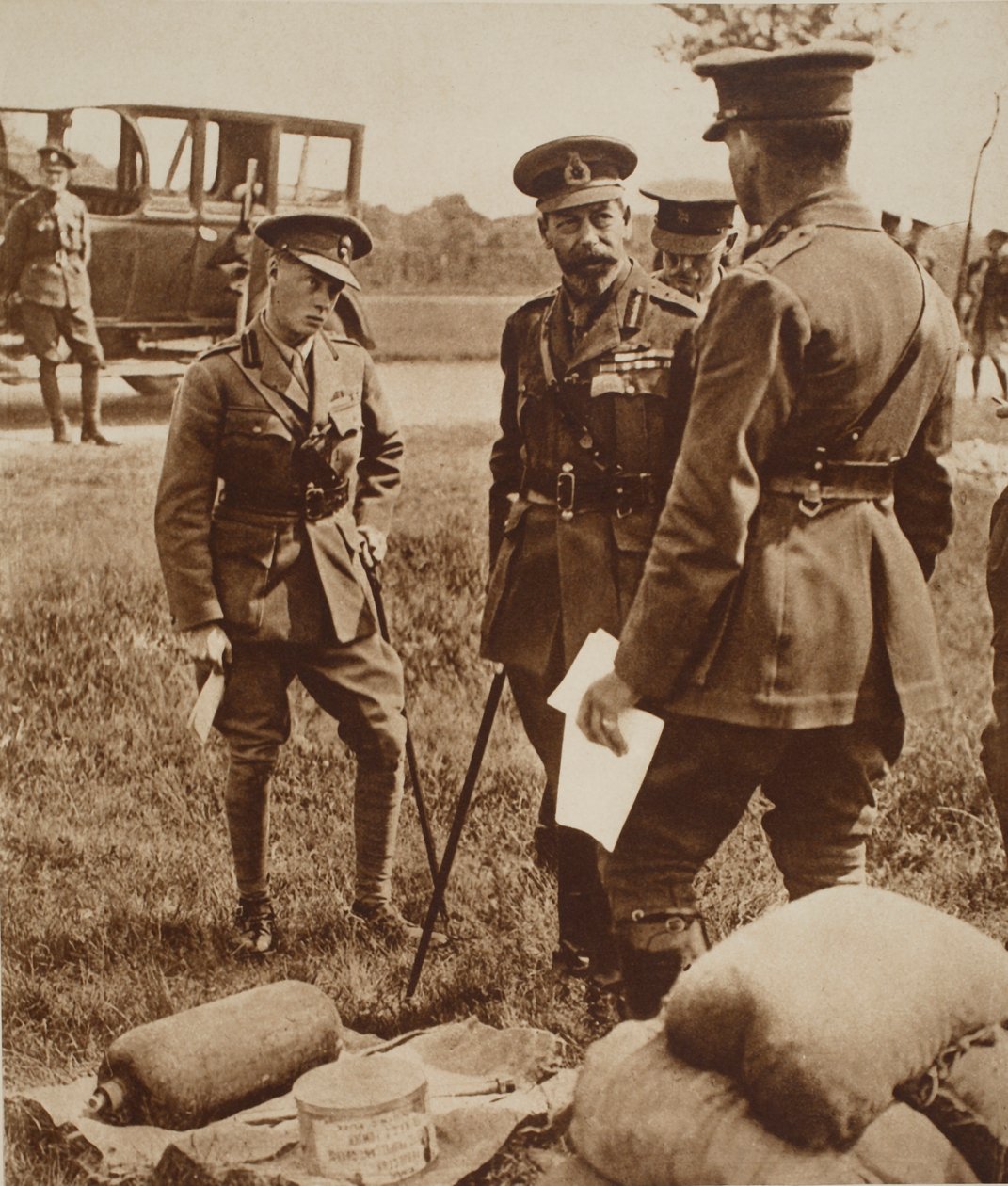 Kung Edward VIII med sin far kung George V, på en gasskola under kriget, c.1914 av English Photographer