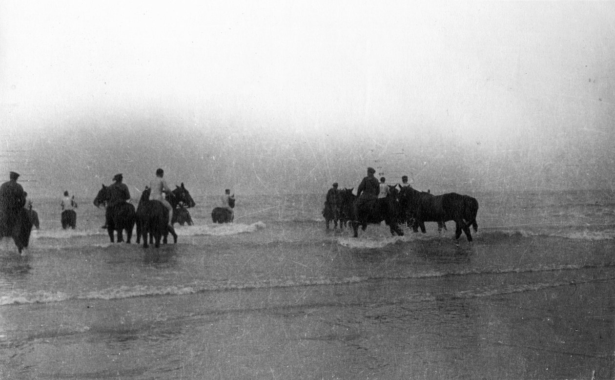 Soldater som tog sina hästar för ett dopp utanför Normandies kust, augusti 1916 av English Photographer