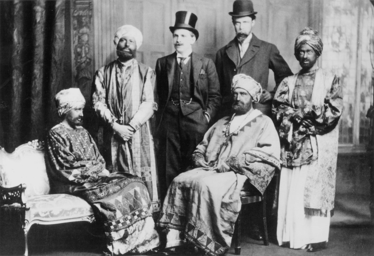 Kejsaren av Abessinien och hans hov, som visar stående från vänster till höger Guy Ridley, Horace de Vere Cole, Adrian Stephen, Duncan Grant och sittande Virginia Stephen och Anthony Buxton av English Photographer