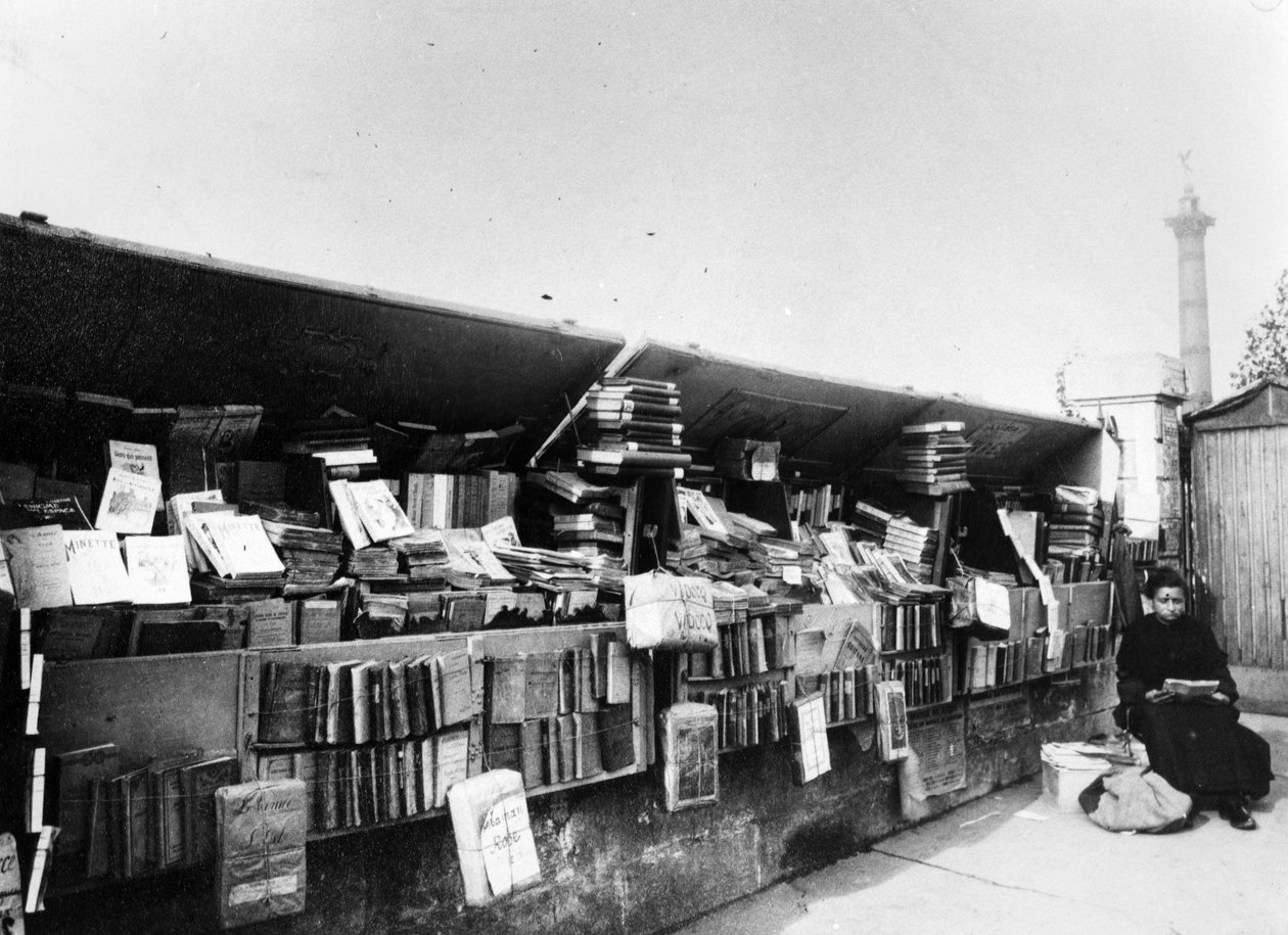Bouquiniste vid floden Seine i Paris, c.1900 av French Photographer