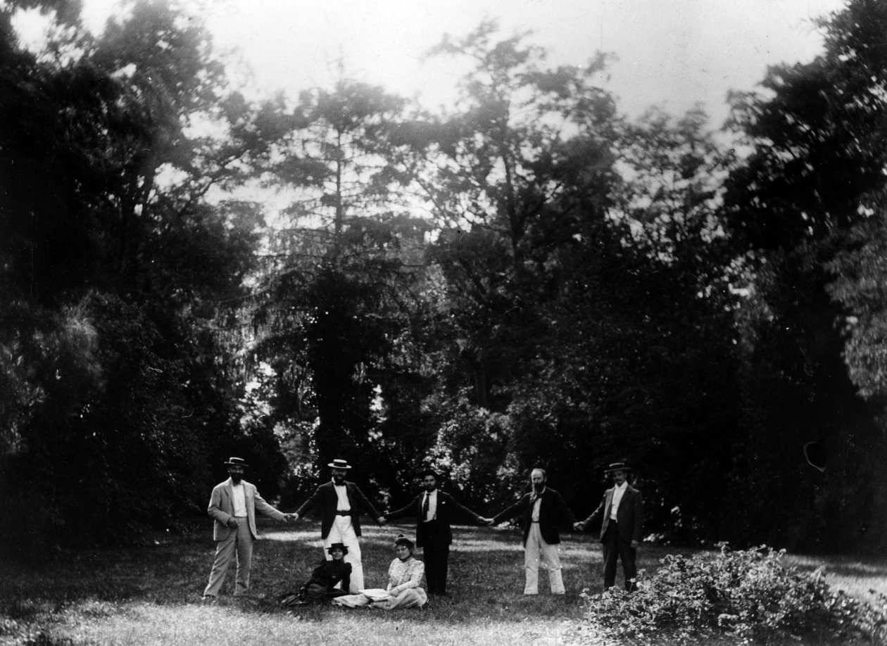 Grupp vänner som håller hand i trädgården till Le Relais, hem för familjen Natanson i Villeneuve-sur-Yonne, ca. 1899 av French Photographer