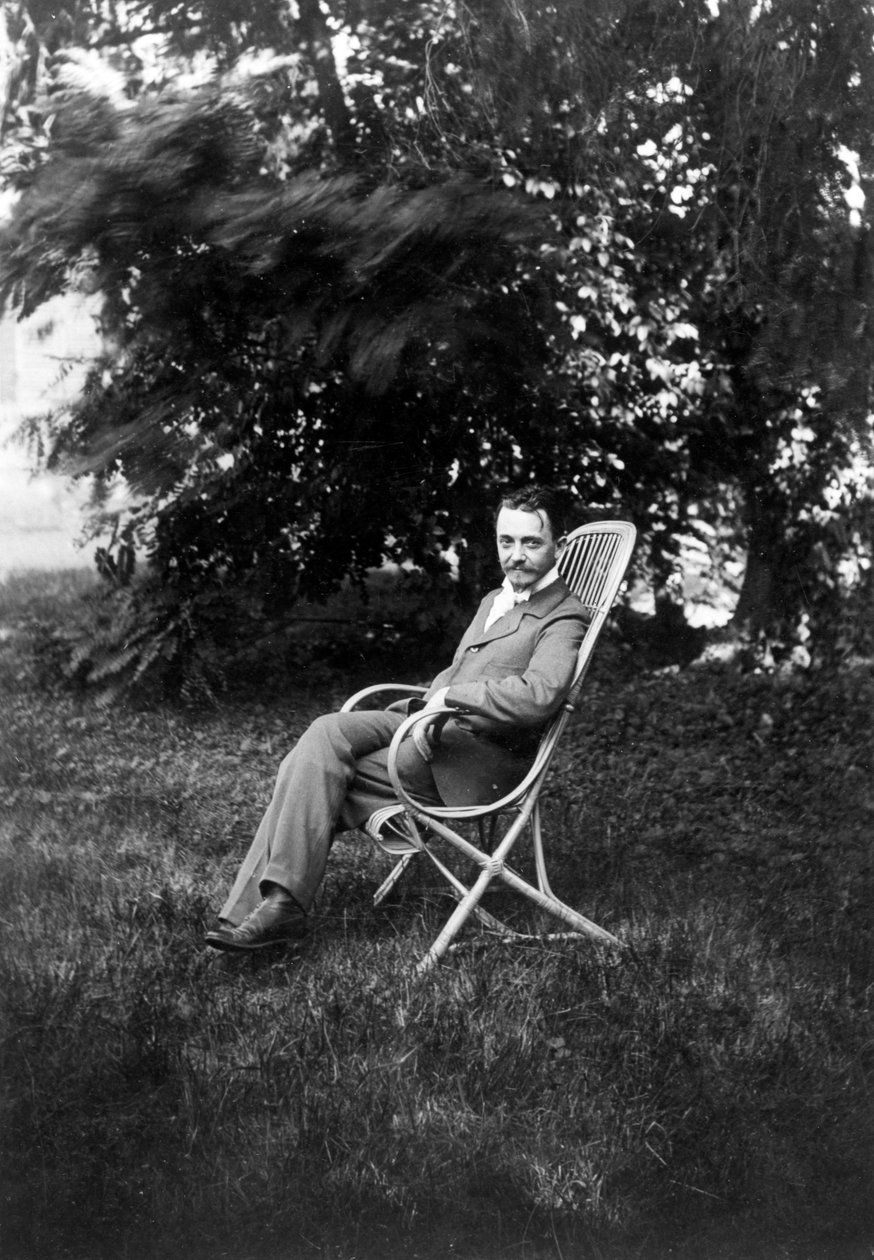 Målaren Félix Vallotton sitter i trädgården på Relais, Natansons hus i Villeneuve sur Yonne av French Photographer