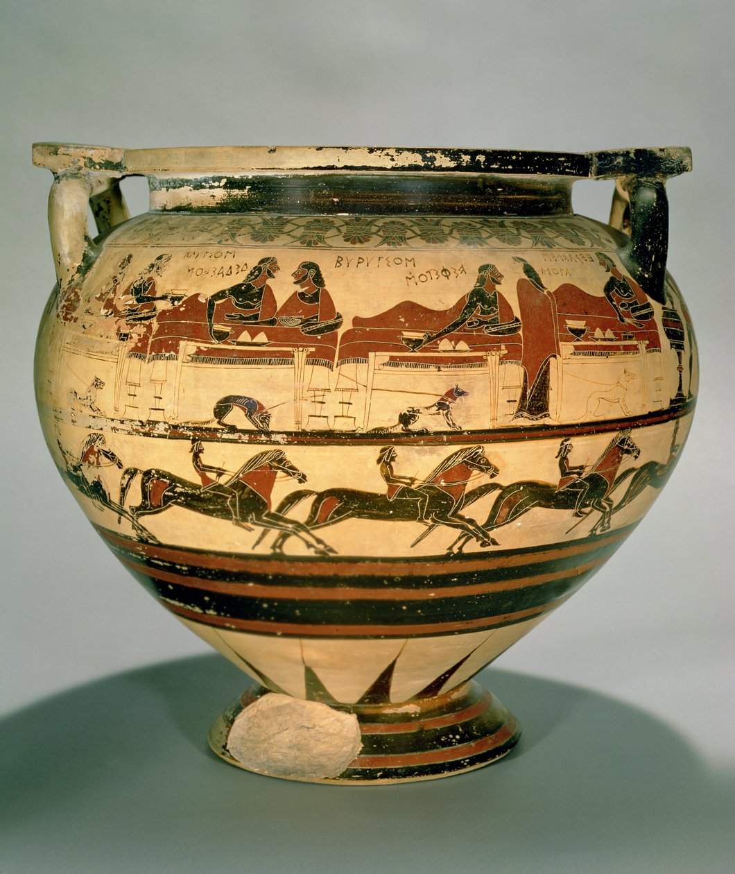 Tidig korintisk kolonnkrater med svart figur som föreställer Herakles middag med Eurytios och hans söner, uppvaktad av Iole, ovanför en rad ryttare, från Cerveteri, ca 600 f.Kr. (keramik) (se även 92575) av Greek