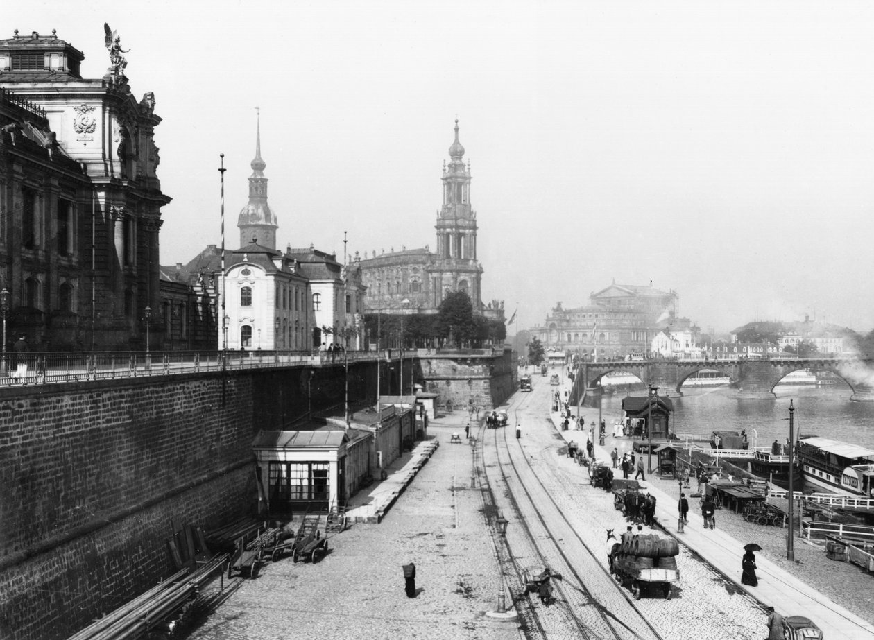 Utsikt över Dresden från Bruehlsche Terrasse på Katholische Hofkirche, ca 1910 av Jousset