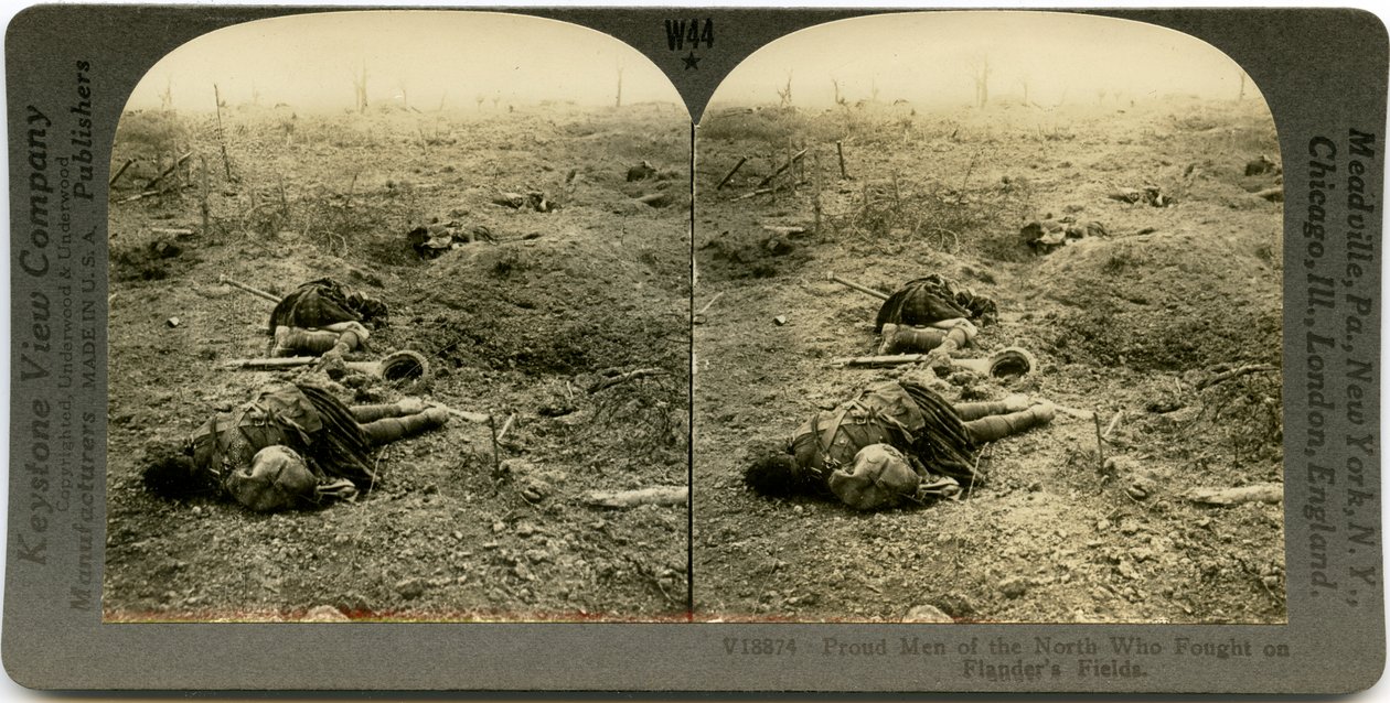 Horisontellt sepia -stereokort som visar ett öppet fält med fyra döda skotska soldater med skräp utspridda. Keystone -stereografnummer V18874. av Keystone View Company
