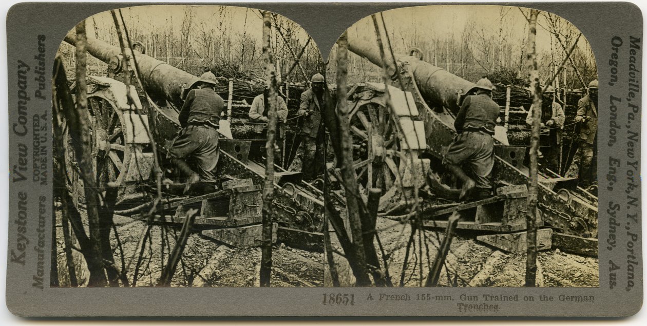 Horisontellt sepia -stereokort som visar tre uniformerade franska soldater som arbetar med ett 155 mm fältartilleri. Keystone -stereografnummer 18651 av Keystone View Company