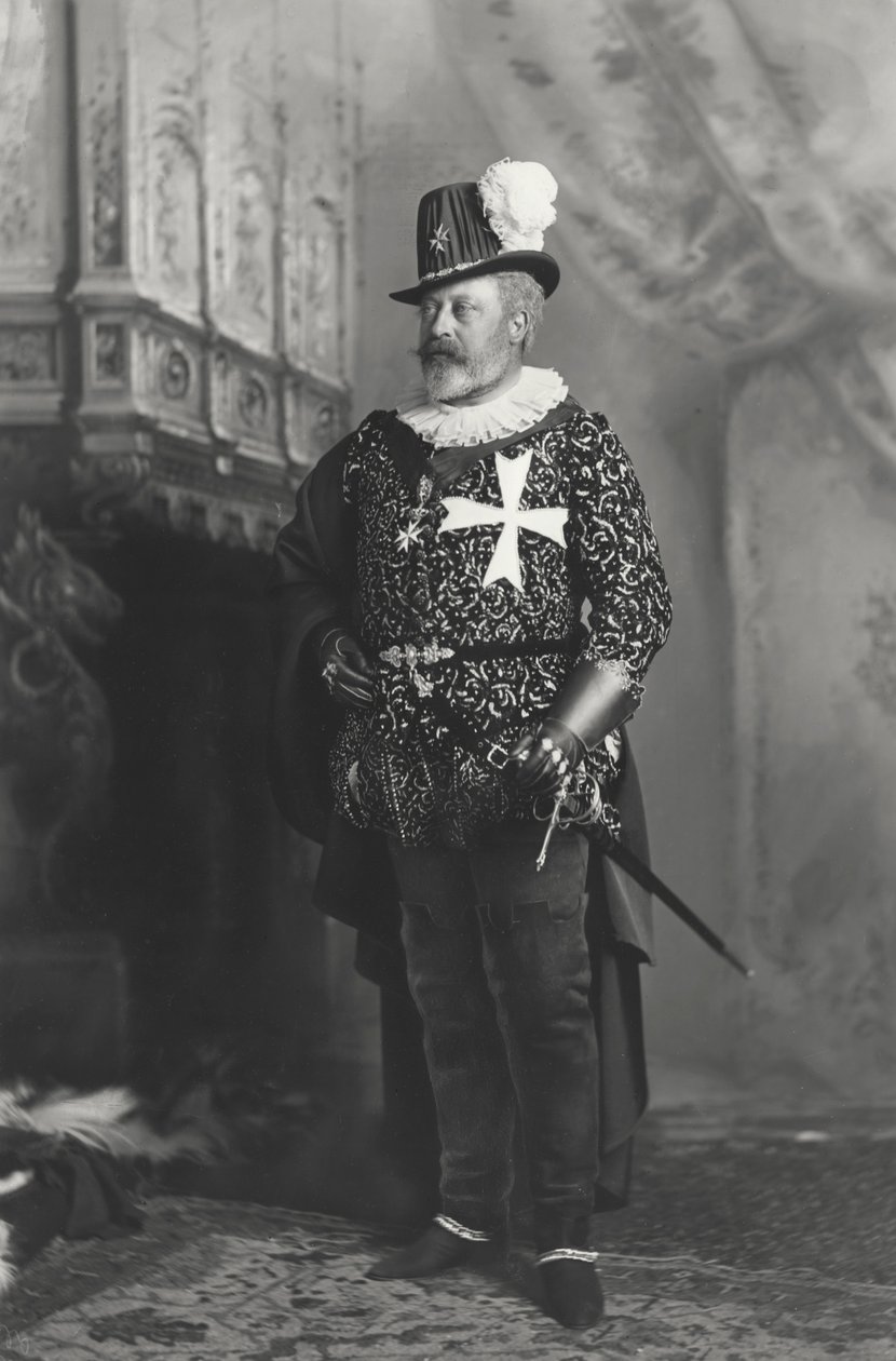 Prinsen av Wales, i dräkten av Grand Master of the Knights Hospitallers of Malta, vid Devonshire House Ball den 3 juli 1897, i Devonshire House, Piccadilly, London av Lafayette Studio