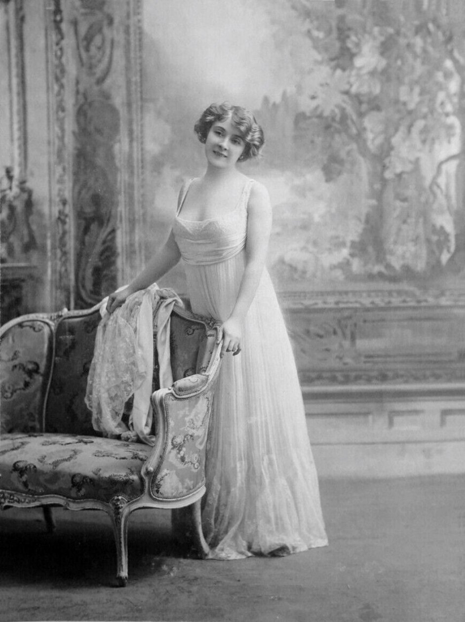 Amélie Diéterle at her debut as an actress at the Théâtre des Variétés.  av Nadar