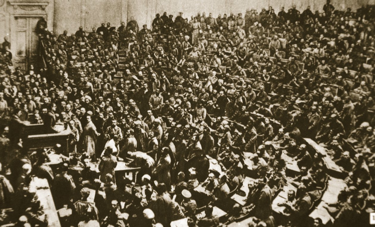 Arbetare och soldater invaderar duman, 1917 (sepiafoto) av Russian Photographer