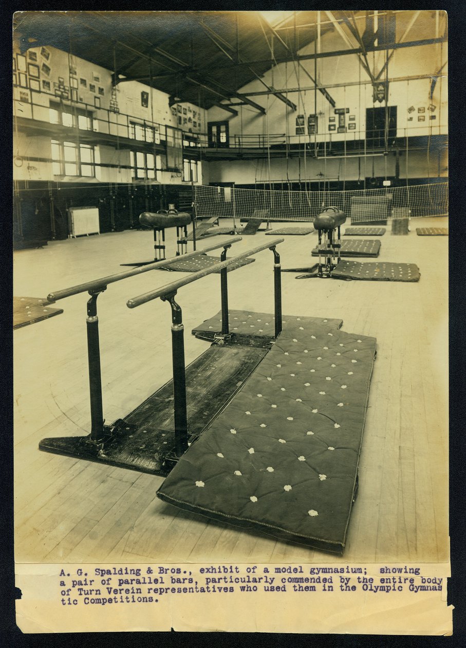 A. G. Spalding and Bros., exhibit of a model gymnasium; showing a pair of parallel bars, particularly commended by the entire body of Turn Verein representatives who used them in the Olympic Gymnastic Competitions av Unknown