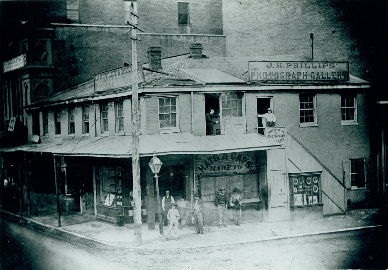 J.H. Phillips Daguerrean Gallery, Southwest corner of Third Street (Memorial Drive) and Washington Avenue av Unknown
