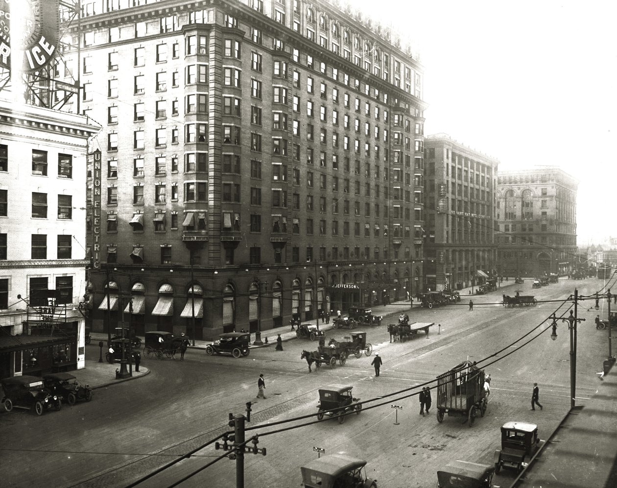 Jefferson Hotel and Union Electric buildings at the intersection of Twelfth and Locust Streets av Unknown