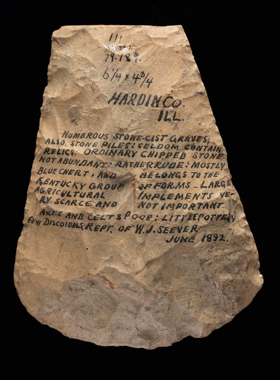 Mississippian flared hoe blade made from Mill Creek chert. This artifact was collected in Hardin County, Illinois av Unknown