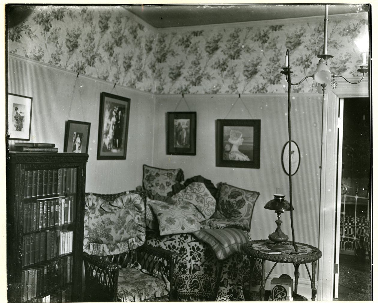 Unidentified parlor interior av Unknown