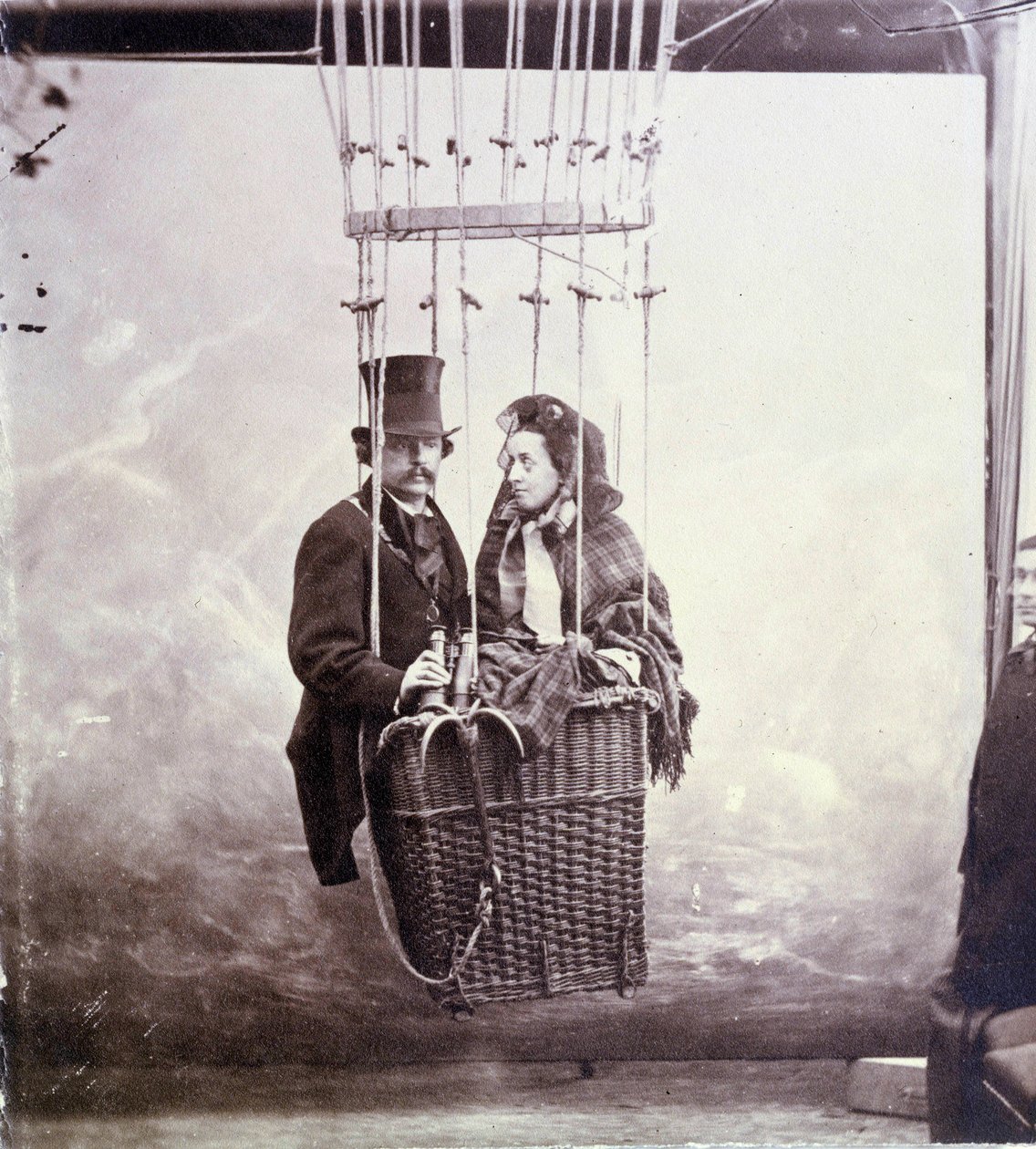 Fotografiskt porträtt av fotografen och aerostatpiloten Felix Tournachon dit Nadar (1820-1910) och hans fru poserar i en ballongkorg av Nadar