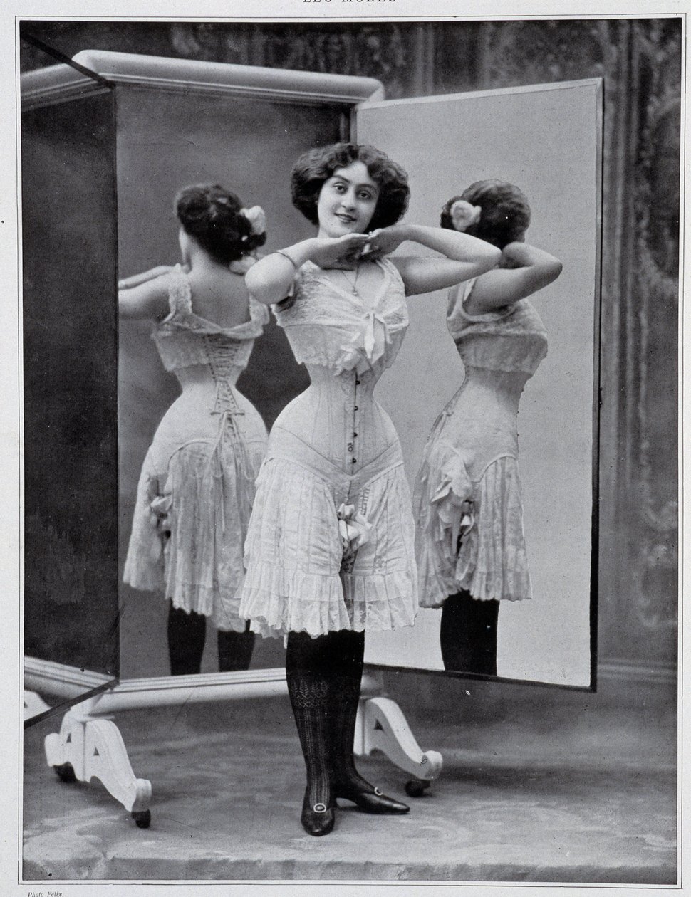 Modell som presenterar Thylda-korsetten, foto Félix - i "" Les Modes", dec. 1907. av (after) Felix Studio