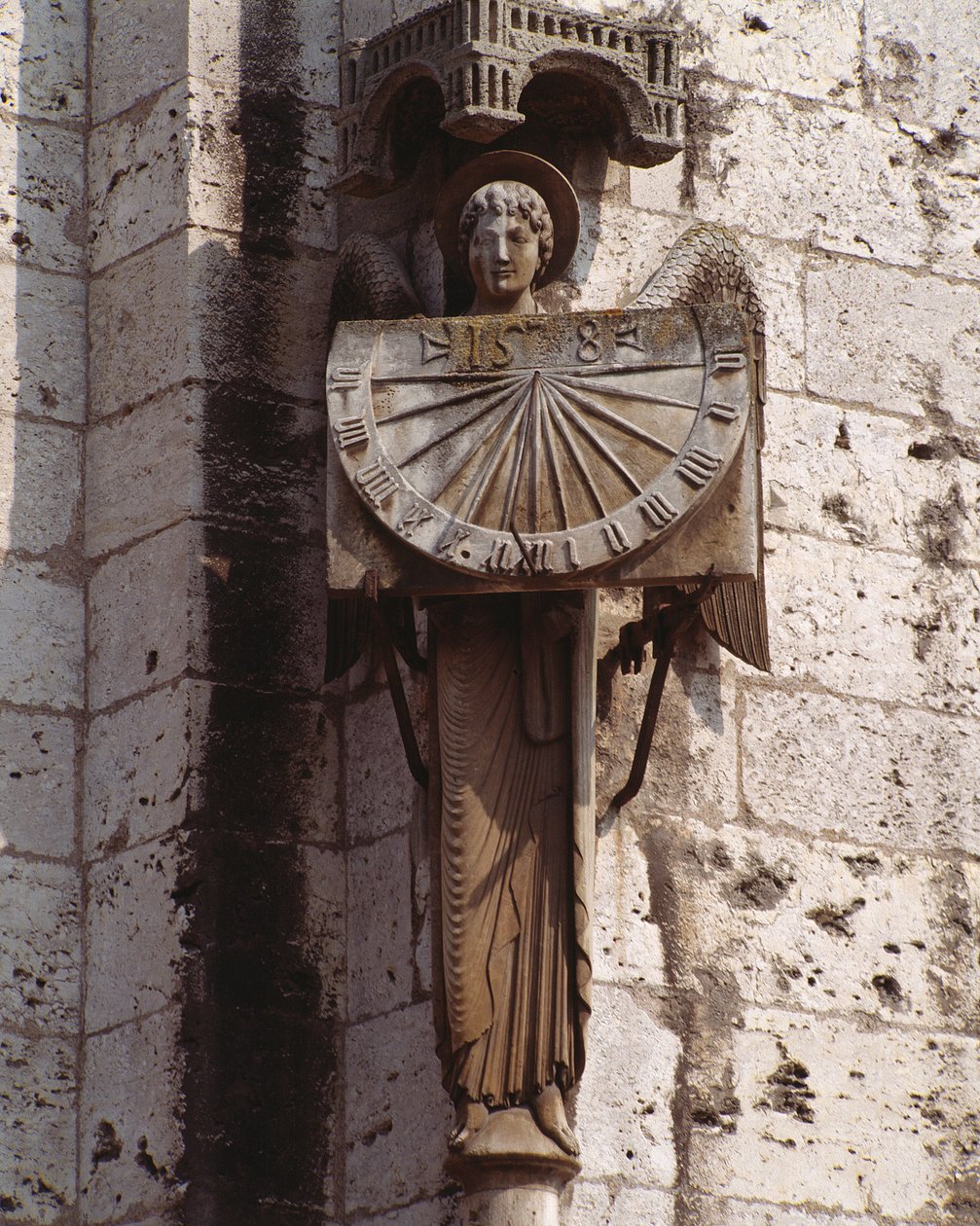 Gotisk konst: ""Representation of the Angel on the Dial" Skulptur från 1900-talet efter ett original från 1500-talet bevarat i kryptan, sydvästra hörnet av Basilica Notre Dame de Chartres (Eure et Loir) (ängel med solur) , katedralen N av (after) French School