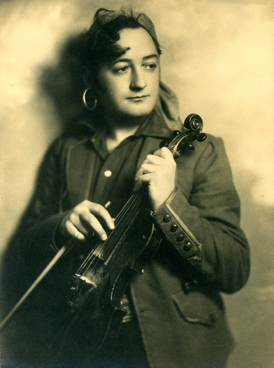 Alfred Gill håller en fiol, ca 1933 av Unknown