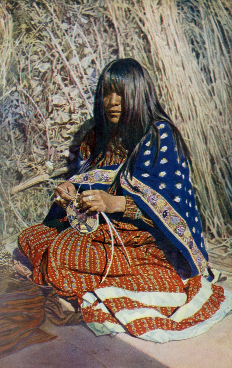Arizona. Bevandrade i användbara konster är de indiska stammarna i Arizona, och korgmakeri, skickligt vävt och färgat, är en mycket gynnad feminin industri. 1920 av Unknown