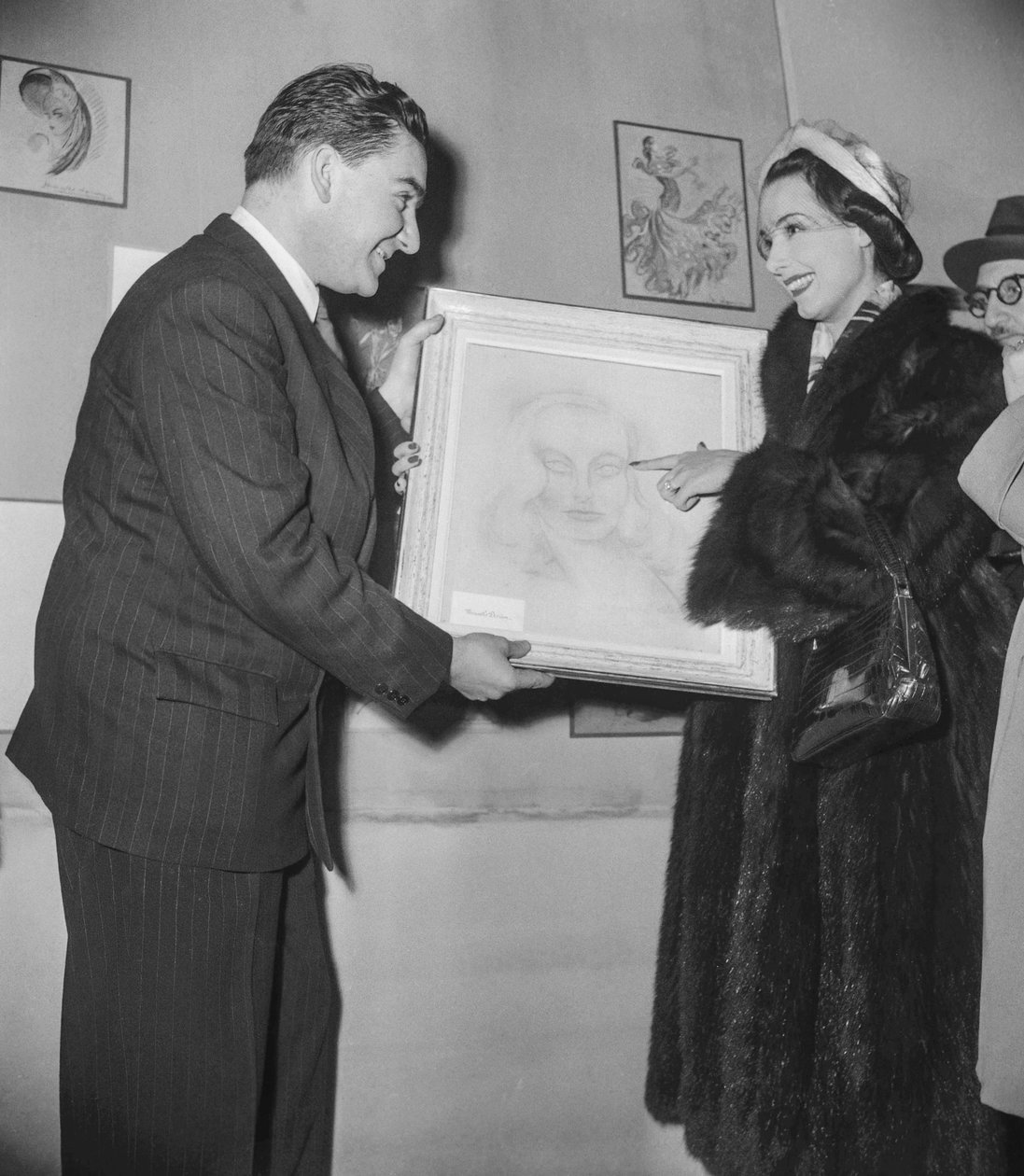 Konstutställning (konstverk gjorda av skådespelare), i Palais des Beaux Arts i Paris, 16 december 1950: Franska skådespelerskan Marcelle Derrien visar sin duk för utställningschefen av Unknown