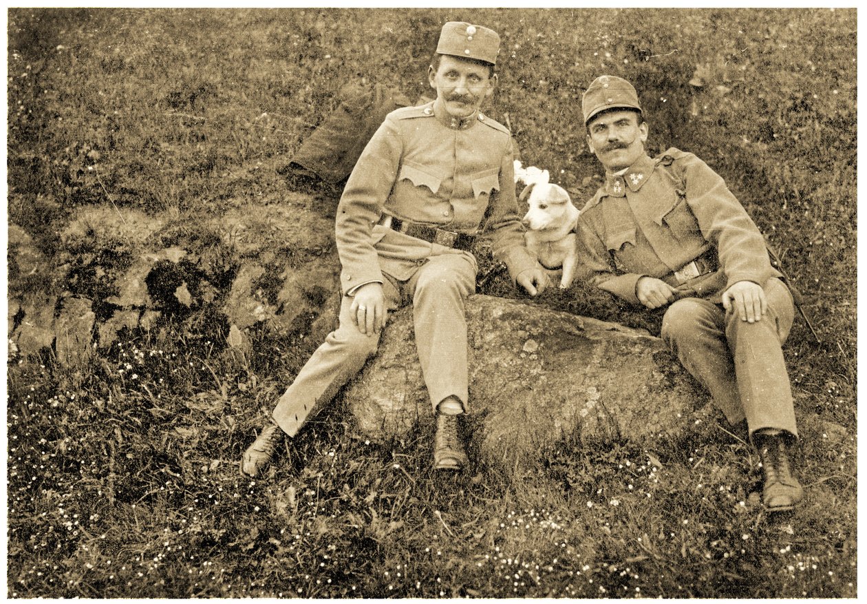 Österrikiska soldater med hund, 1914-18 av Unknown