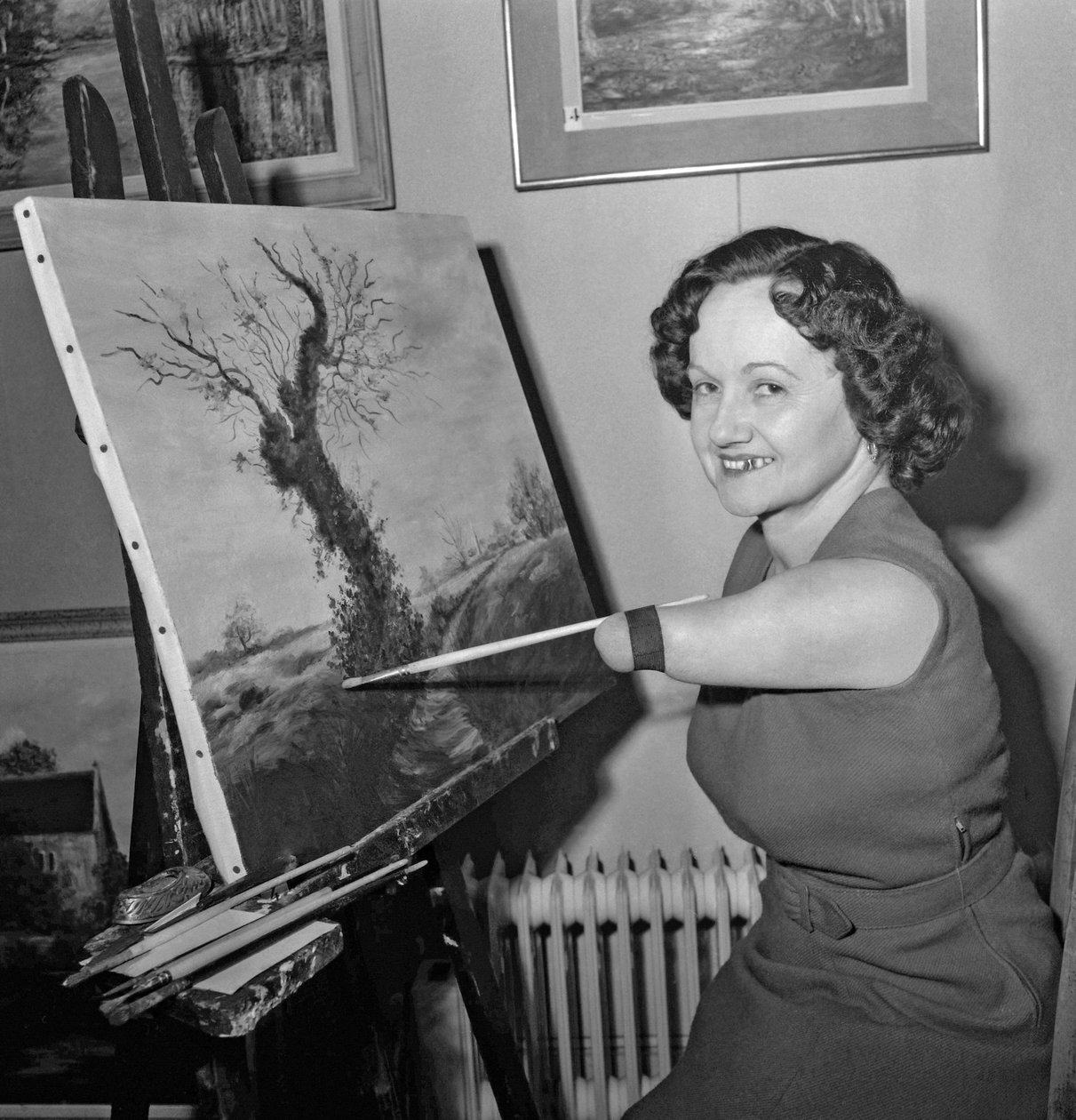 Denise Legrix, född utan ben eller underarm) målar en duk, Paris, 21 november 1960 av Unknown