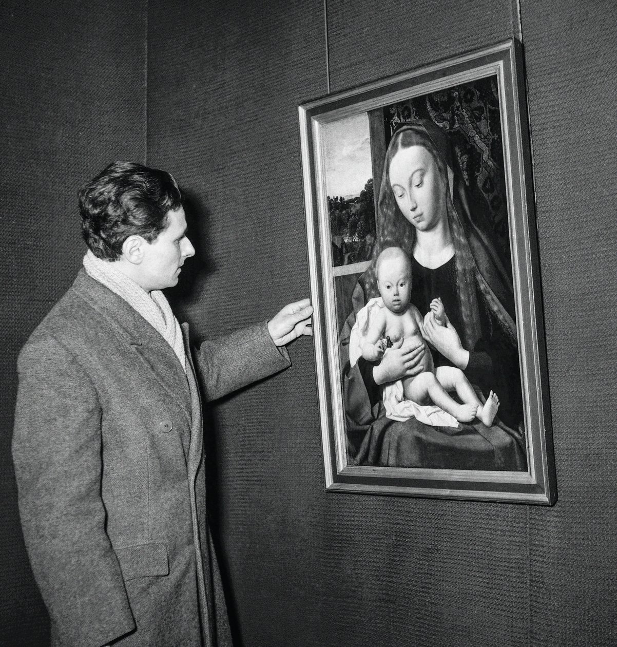 Utställning av mästerverk från Berlins museer i Petit Palais, Paris, 31 januari 1951: här kanvasen Jungfrun och barnet av Gerard de Saint-Jean av Unknown