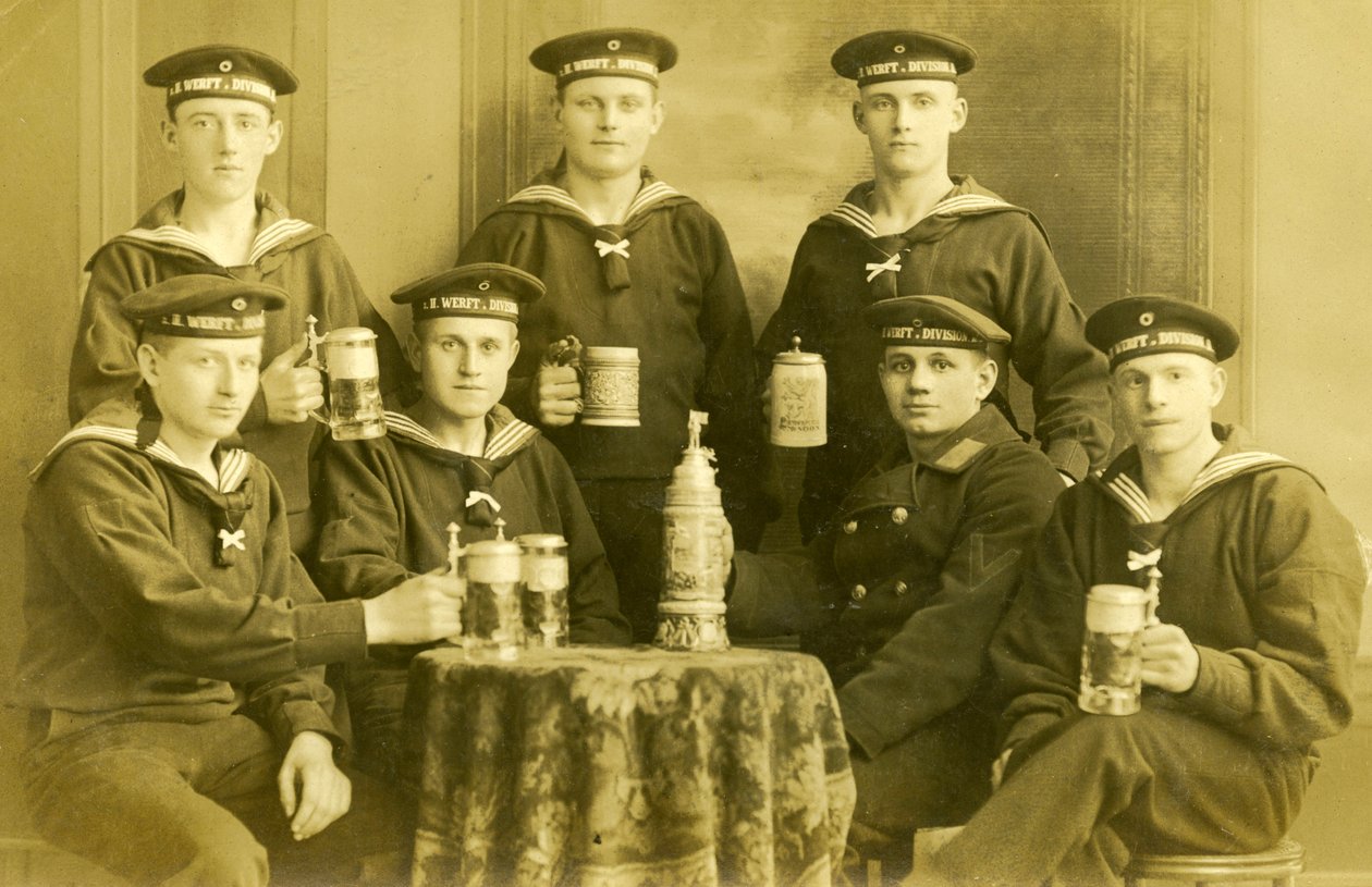 Tyska kejserliga marinens sjömän från första världskriget som dricker öl, ca 1914 av Unknown
