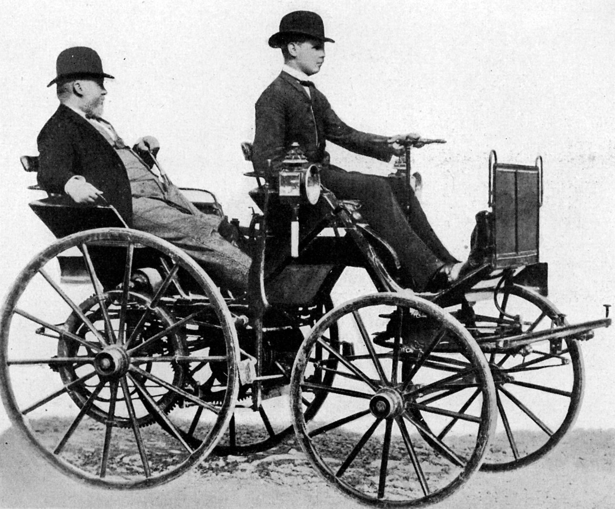 Gottlieb Daimler i sin bensindrivna bil, 1886 av Unknown