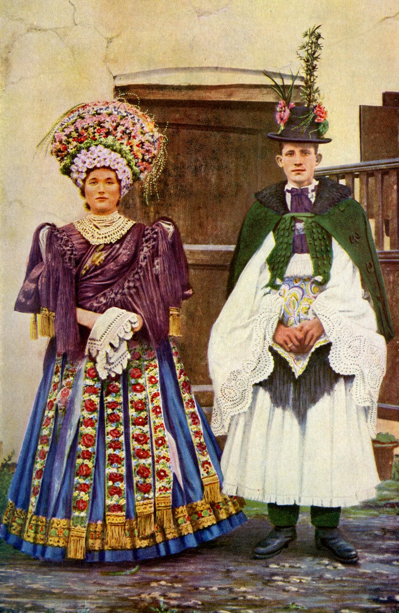 Ungern. Bondepar i bruduppsättning. 1920 av Unknown