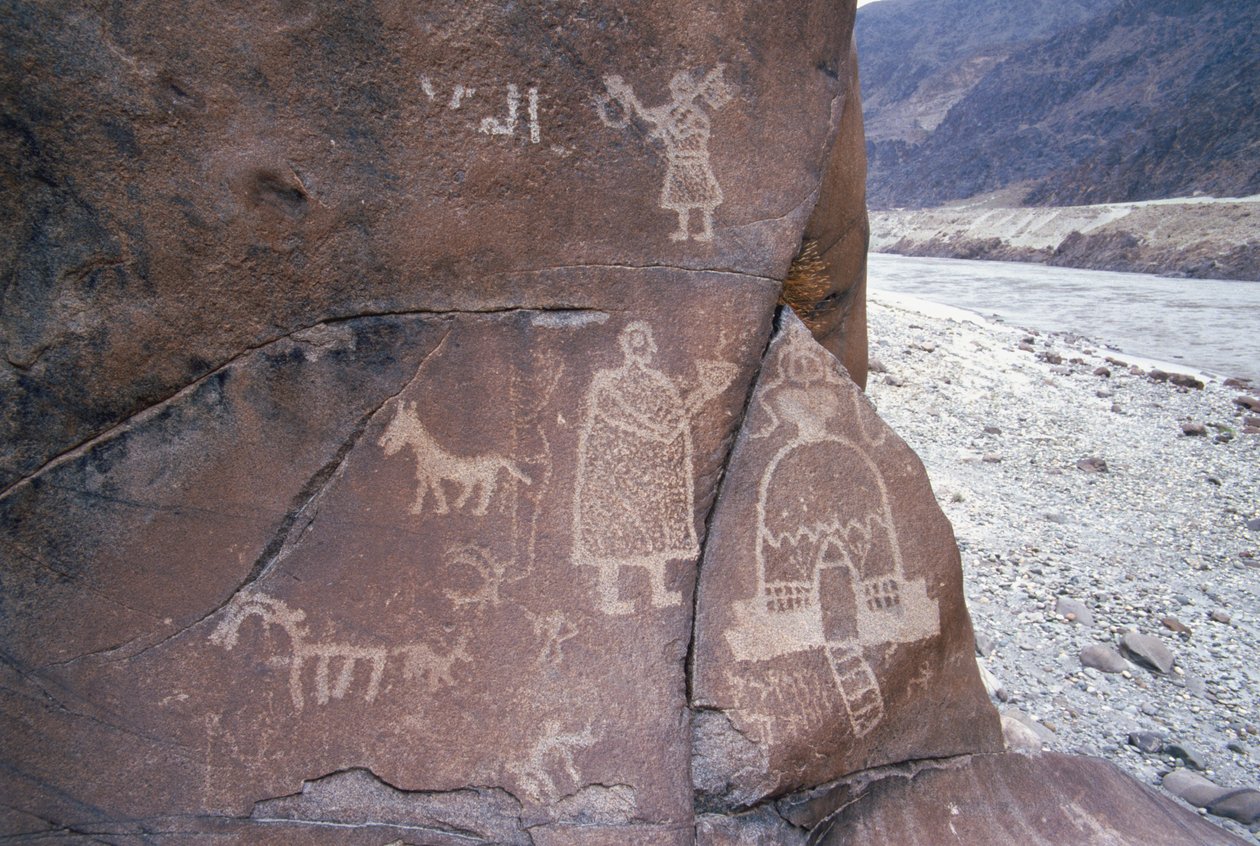 Bilder på djur och mänskliga figurer finns bland de 30 000 hällristningarna nära byn Chilas i bergskedjan Karakoram i norra Pakistan. Indusfloden är också synlig som rinner av av Unknown