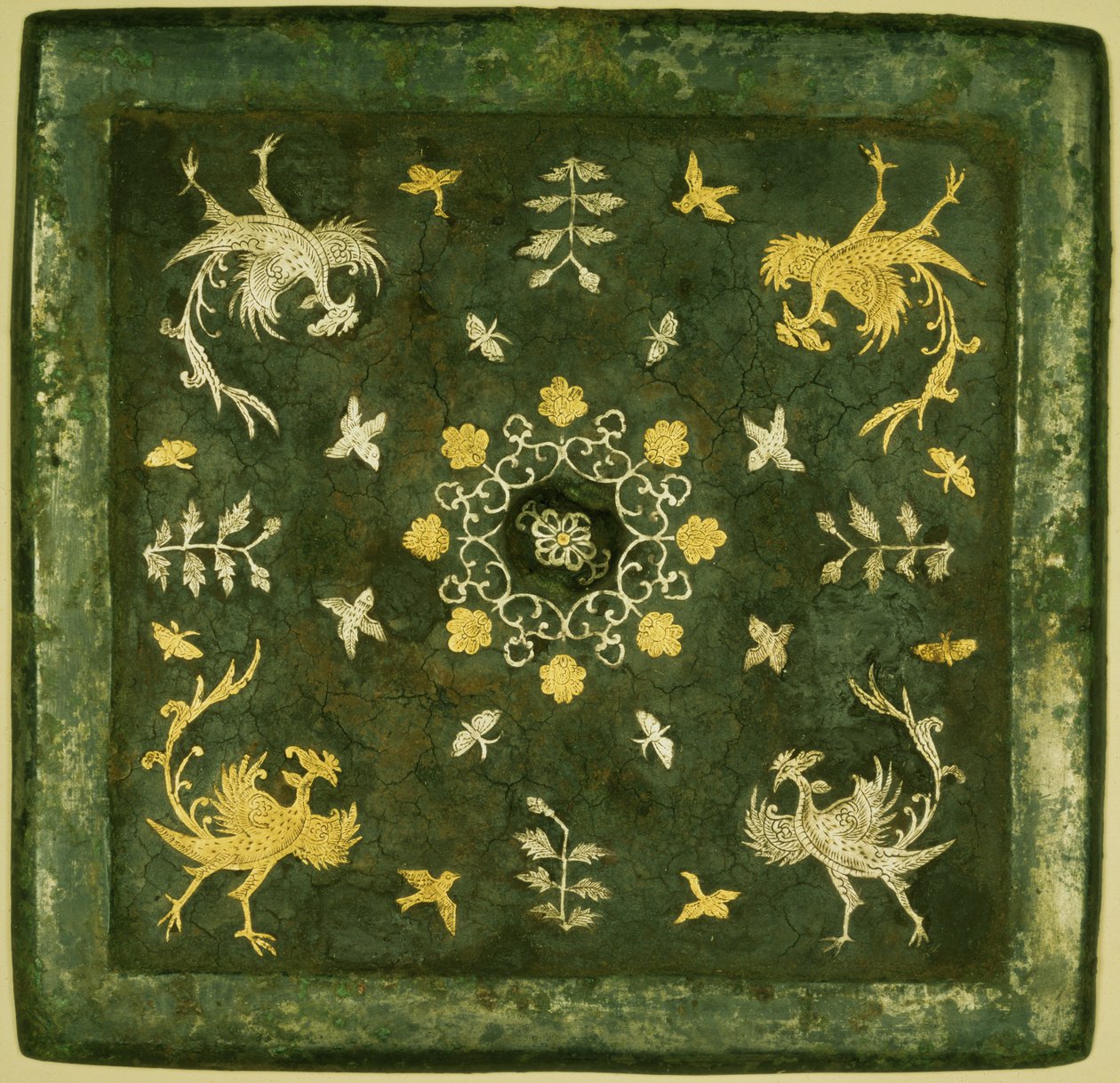 Spegel, brons med lackerad baksida, dekorerad i guld och silver med rullverk, Tangdynastin (618-906) av Unknown