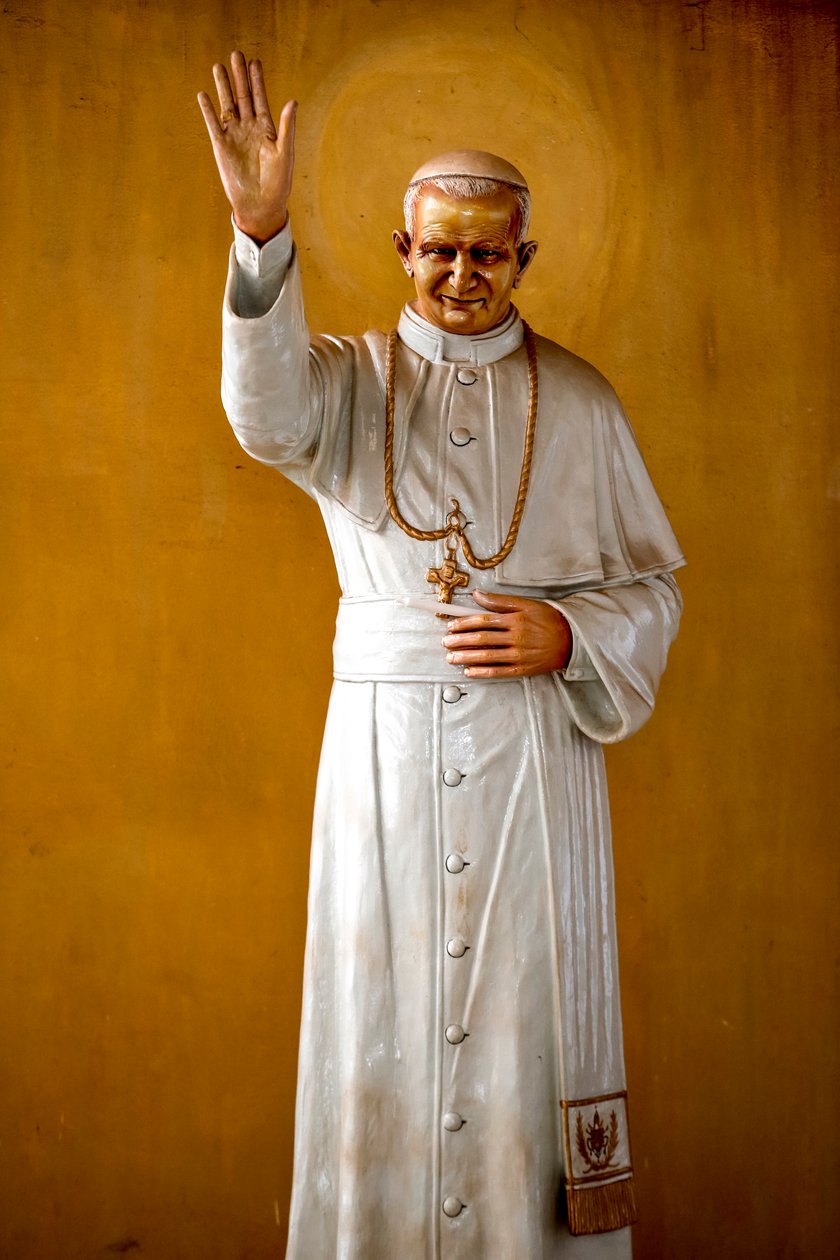 Statyer av påven Johannes Paulus II i den uppståndne Kristus de Hedzranawoe katolska församlingskyrkan, Lomé, Togo. av Unknown