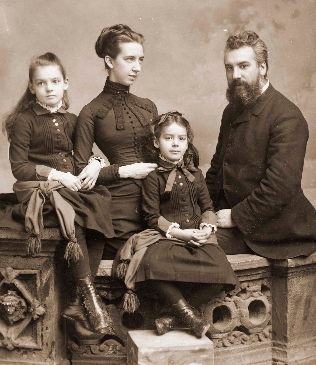 Porträtt av Alexander Graham Bell, hans fru Mabel Gardiner Hubbard och deras döttrar Elsie och Marian ca 1885rn av Unknown