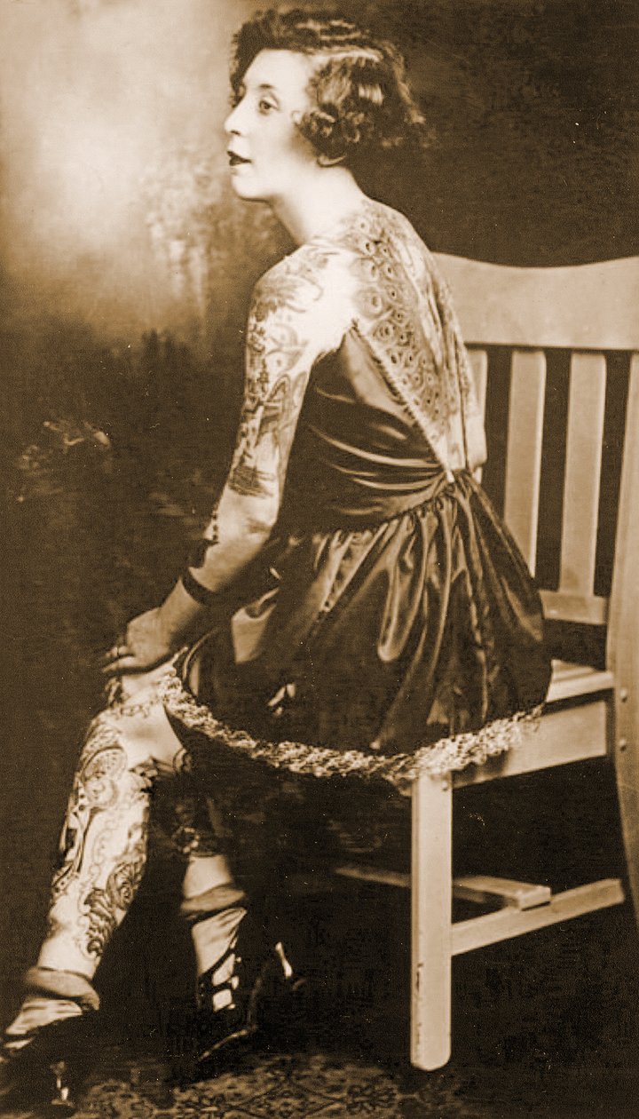 Porträtt av en tatuerad kvinna, ca 1895 (Sepia Photo) av Unknown