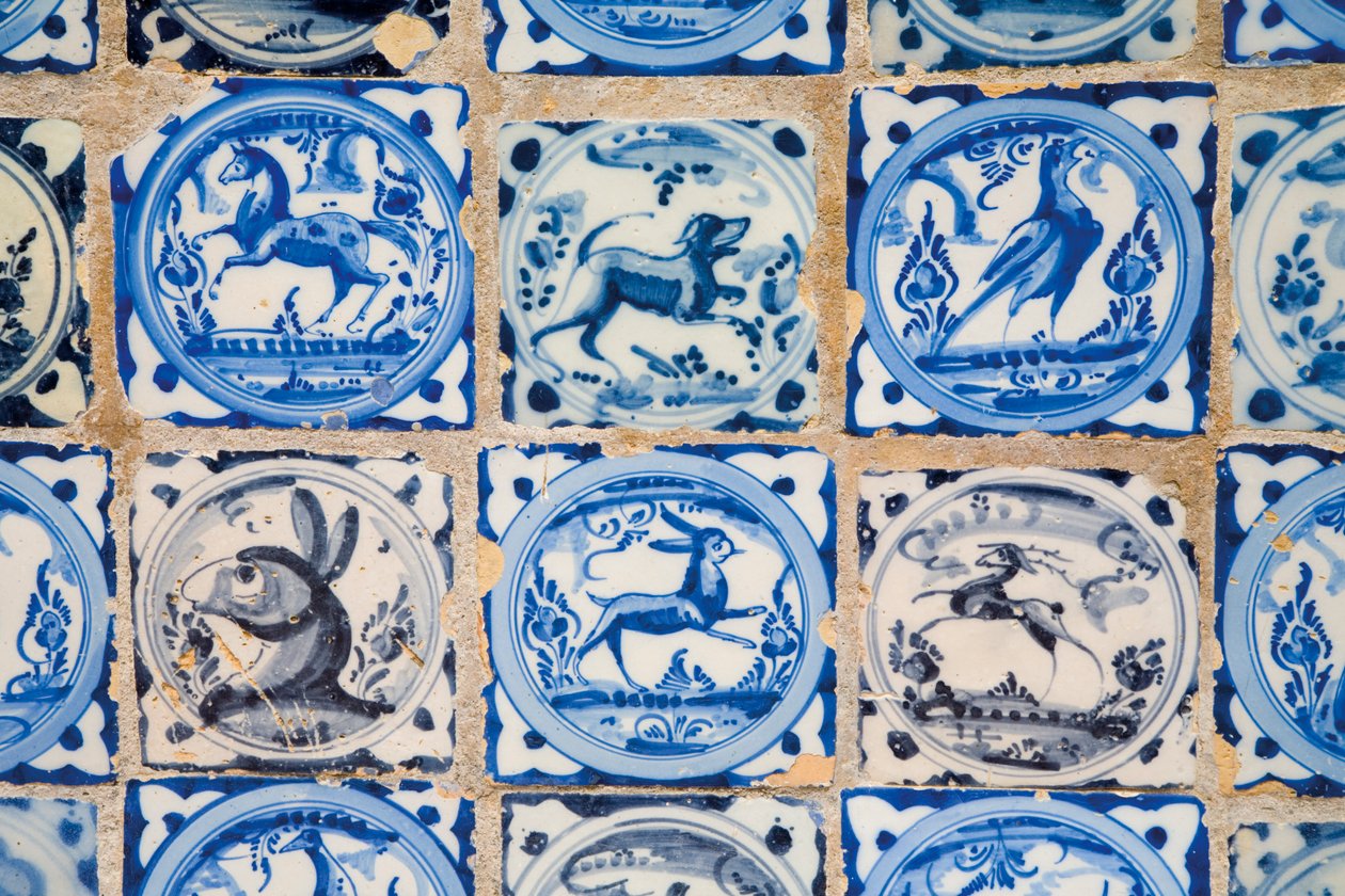 Real Alcazar, Keramiska plattor med djur- och fågelfigurer, Sevilla, Spanien av Unknown
